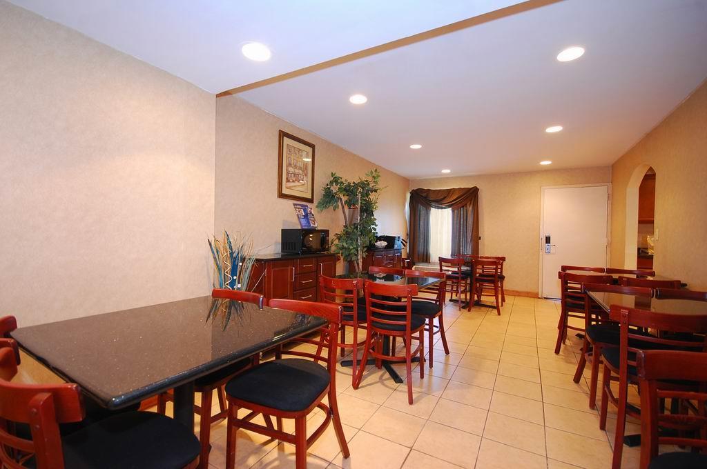 Surestay Hotel By Best Western East Brunswick Étterem fotó